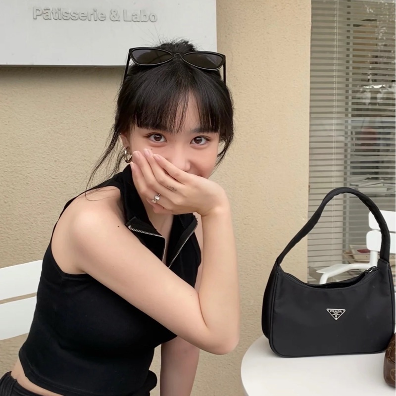 Prada Mini Hobo 手提包 秒殺款-4