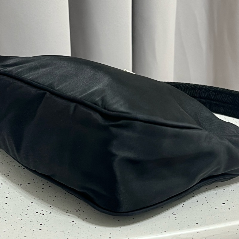 Prada Mini Hobo 手提包 秒殺款-9