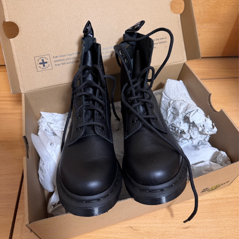 全新專櫃 Dr. Martens 馬丁鞋 軟皮 8孔 全黑 （Pascal 1460 Mono)-1