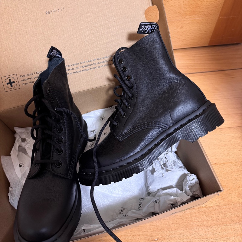 全新專櫃 Dr. Martens 馬丁鞋 軟皮 8孔 全黑 （Pascal 1460 Mono)-2