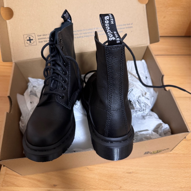 全新專櫃 Dr. Martens 馬丁鞋 軟皮 8孔 全黑 （Pascal 1460 Mono)-3