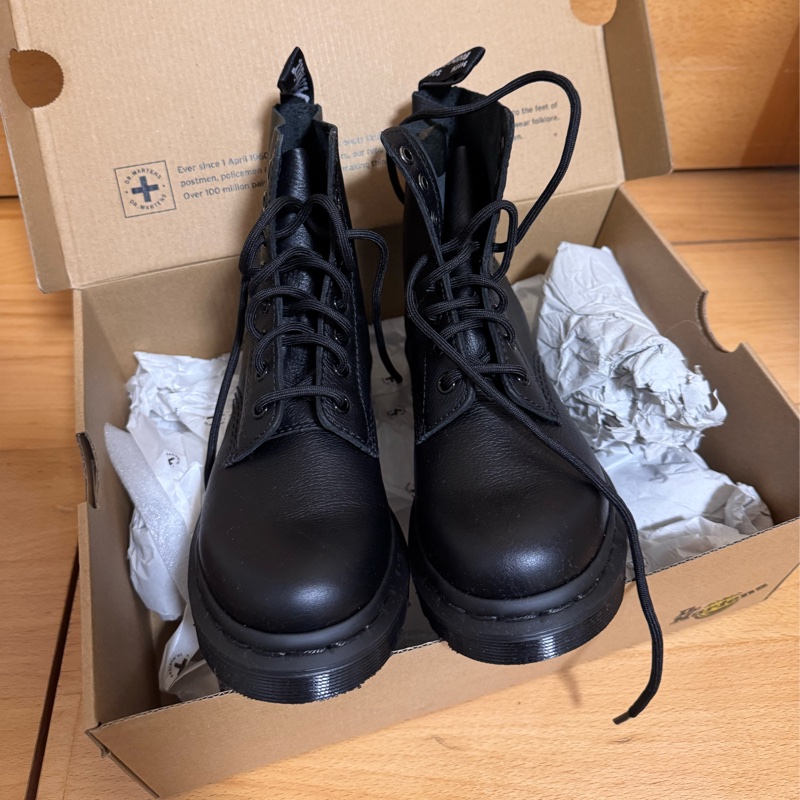 全新專櫃 Dr. Martens 馬丁鞋 軟皮 8孔 全黑 （Pascal 1460 Mono)-5
