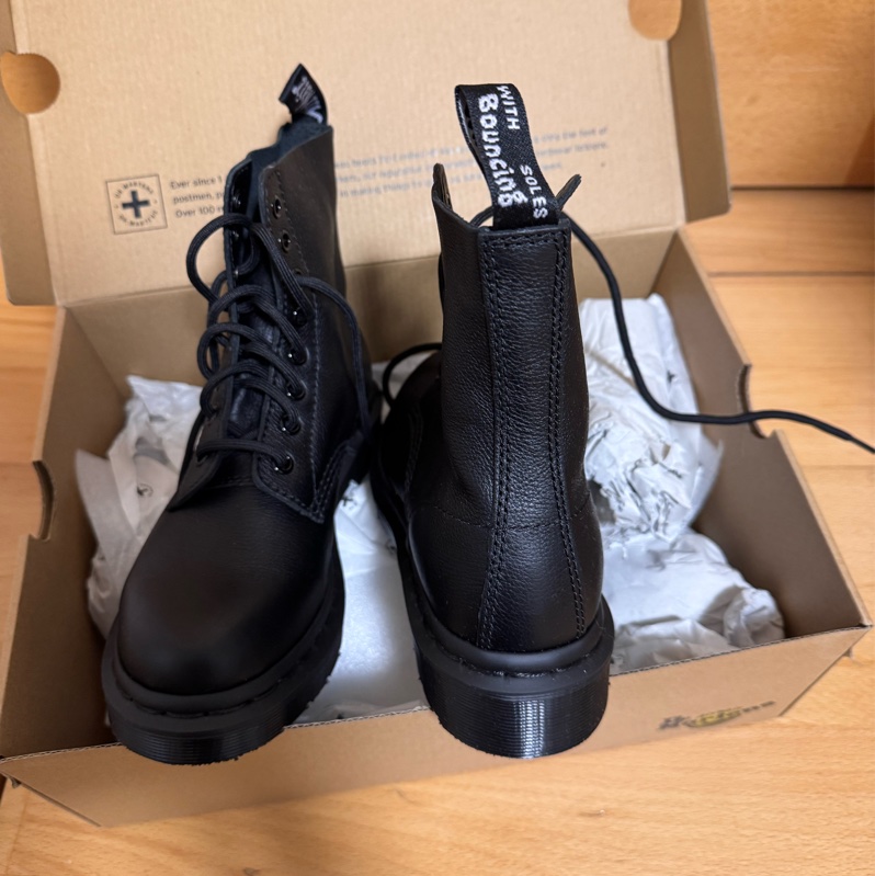 全新專櫃 Dr. Martens 馬丁鞋 軟皮 8孔 全黑 （Pascal 1460 Mono)-6