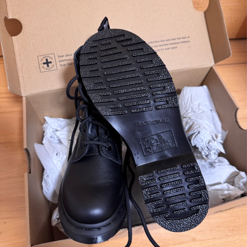 全新專櫃 Dr. Martens 馬丁鞋 軟皮 8孔 全黑 （Pascal 1460 Mono)-8
