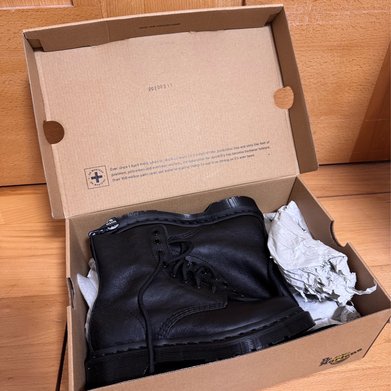 全新專櫃 Dr. Martens 馬丁鞋 軟皮 8孔 全黑 （Pascal 1460 Mono)-11