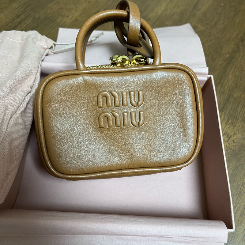 miu miu 公文包吊飾 焦糖色-0