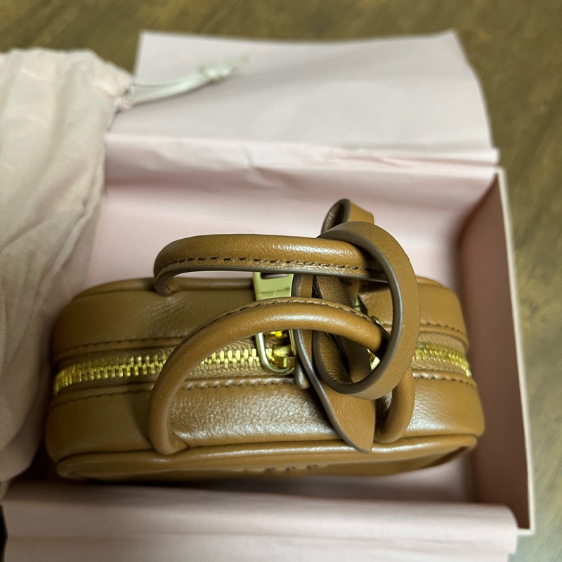 miu miu 公文包吊飾 焦糖色-1