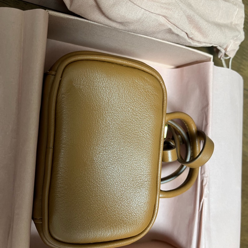 miu miu 公文包吊飾 焦糖色-2