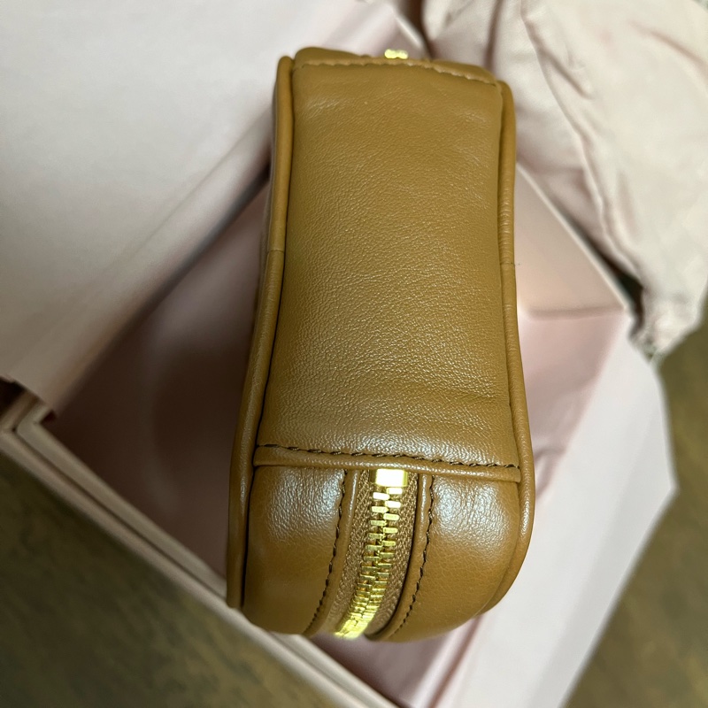 miu miu 公文包吊飾 焦糖色-3