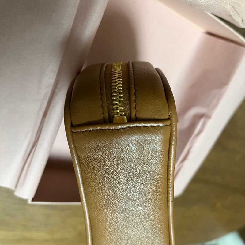 miu miu 公文包吊飾 焦糖色-4