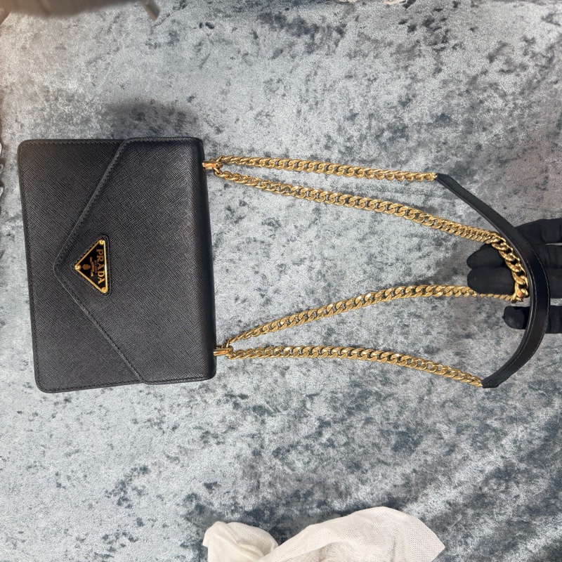 ❄️PRADA黑牛皮LOGO金釦下蓋斜背鍊包-10