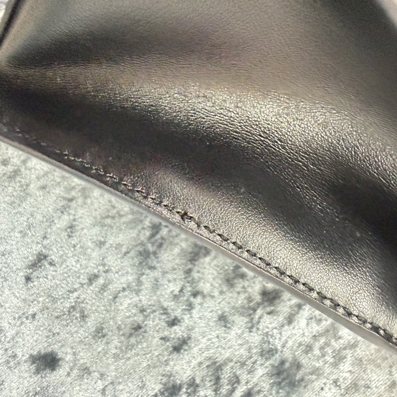 ❄️PRADA黑牛皮LOGO金釦下蓋斜背鍊包-11