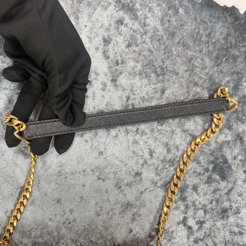 ❄️PRADA黑牛皮LOGO金釦下蓋斜背鍊包-12