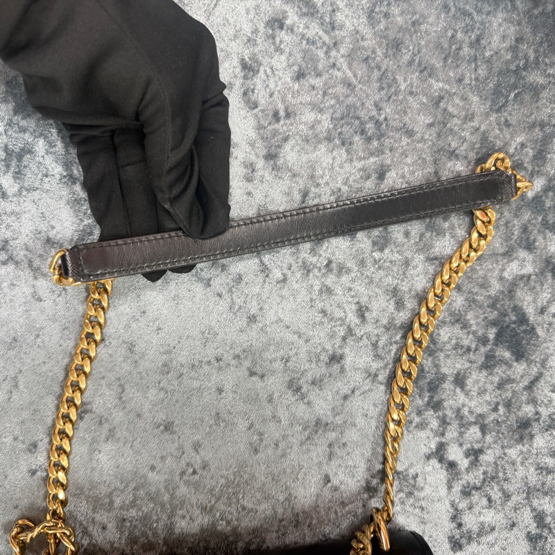 ❄️PRADA黑牛皮LOGO金釦下蓋斜背鍊包-13