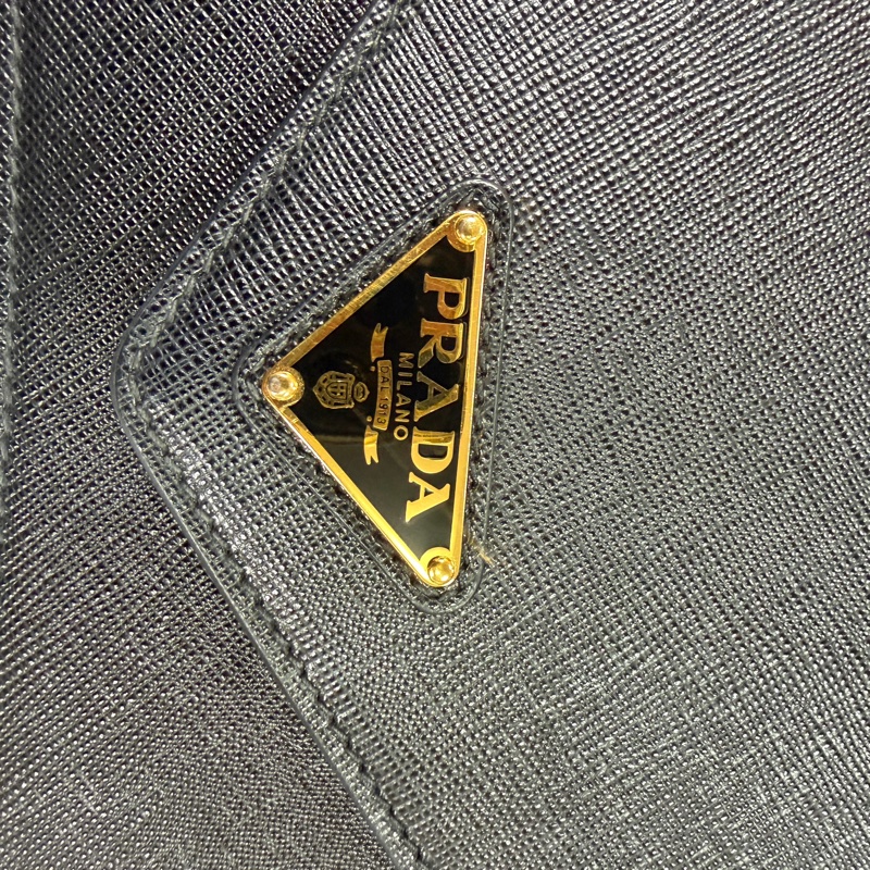 ❄️PRADA黑牛皮LOGO金釦下蓋斜背鍊包-14