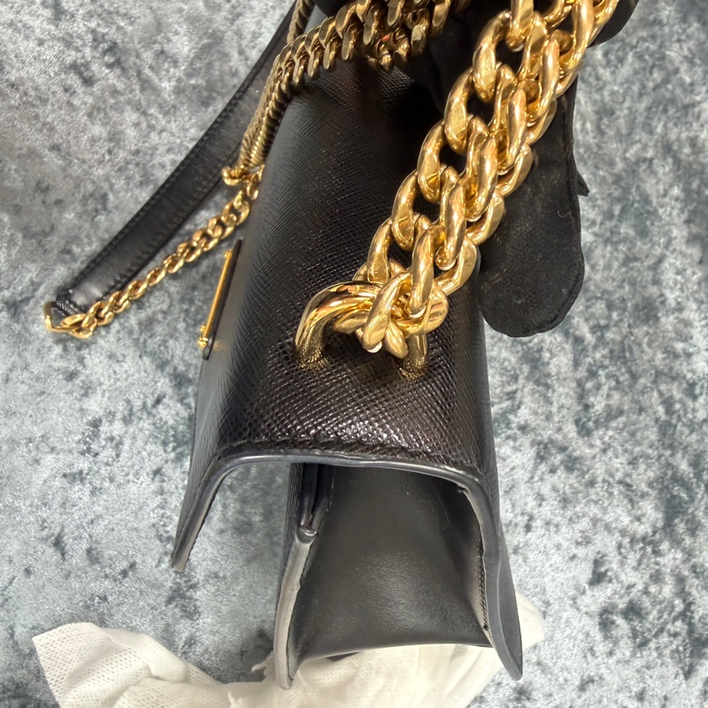 ❄️PRADA黑牛皮LOGO金釦下蓋斜背鍊包-15