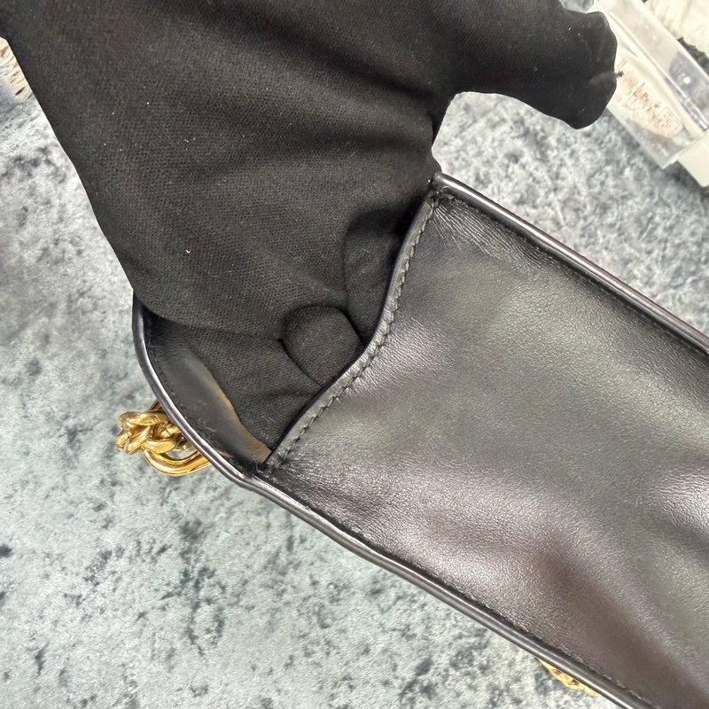 ❄️PRADA黑牛皮LOGO金釦下蓋斜背鍊包-17