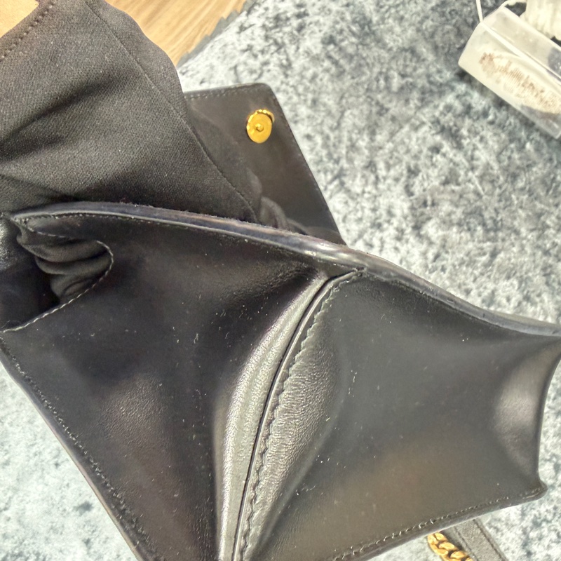 ❄️PRADA黑牛皮LOGO金釦下蓋斜背鍊包-18