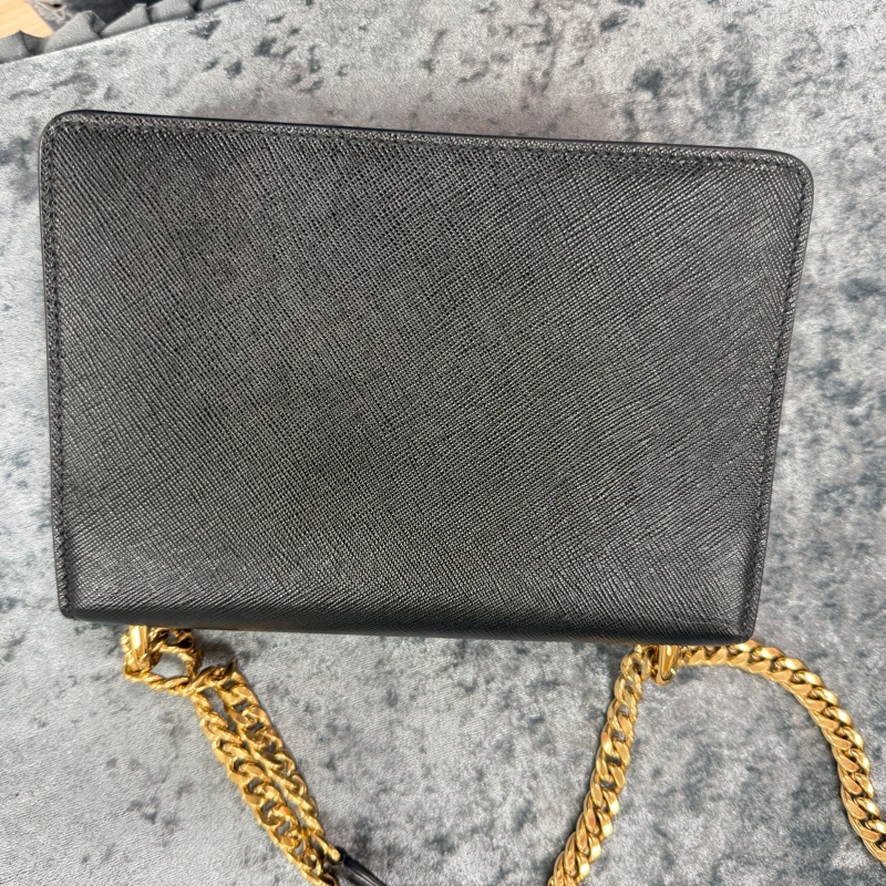 ❄️PRADA黑牛皮LOGO金釦下蓋斜背鍊包-20