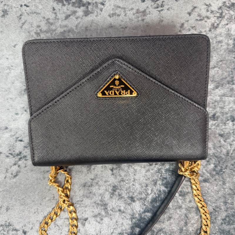 ❄️PRADA黑牛皮LOGO金釦下蓋斜背鍊包-21