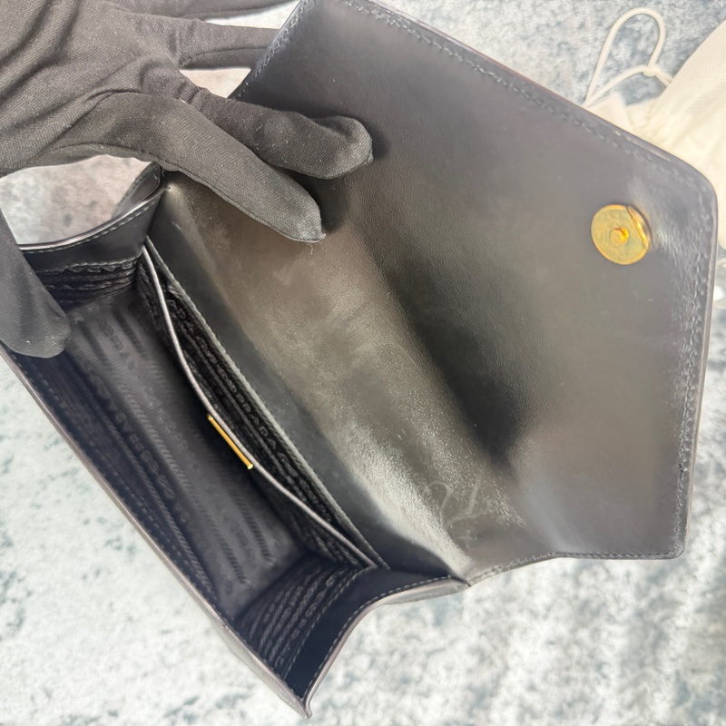 ❄️PRADA黑牛皮LOGO金釦下蓋斜背鍊包-24