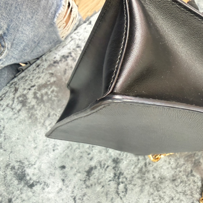 ❄️PRADA黑牛皮LOGO金釦下蓋斜背鍊包-25