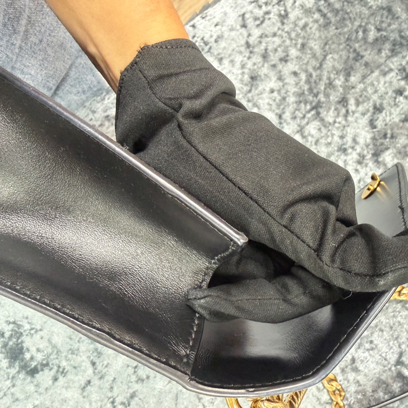 ❄️PRADA黑牛皮LOGO金釦下蓋斜背鍊包-27