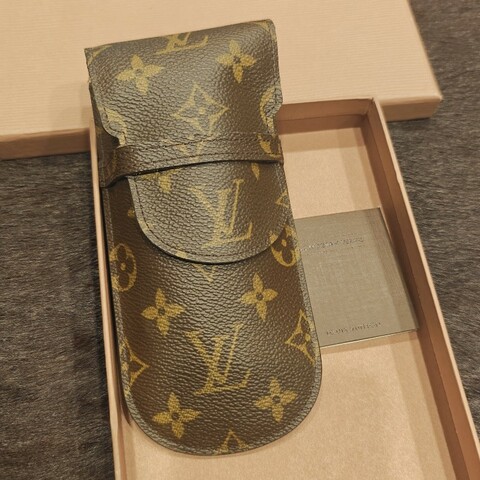 日本帶回中古vintage老花LV眼鏡盒
正常使用狀況
如照片所示
絕版商品，狀況好一點的眼鏡絕版套很難找到了
中古絕版品難免會有歲月痕跡，在意中古風格者，請勿結標