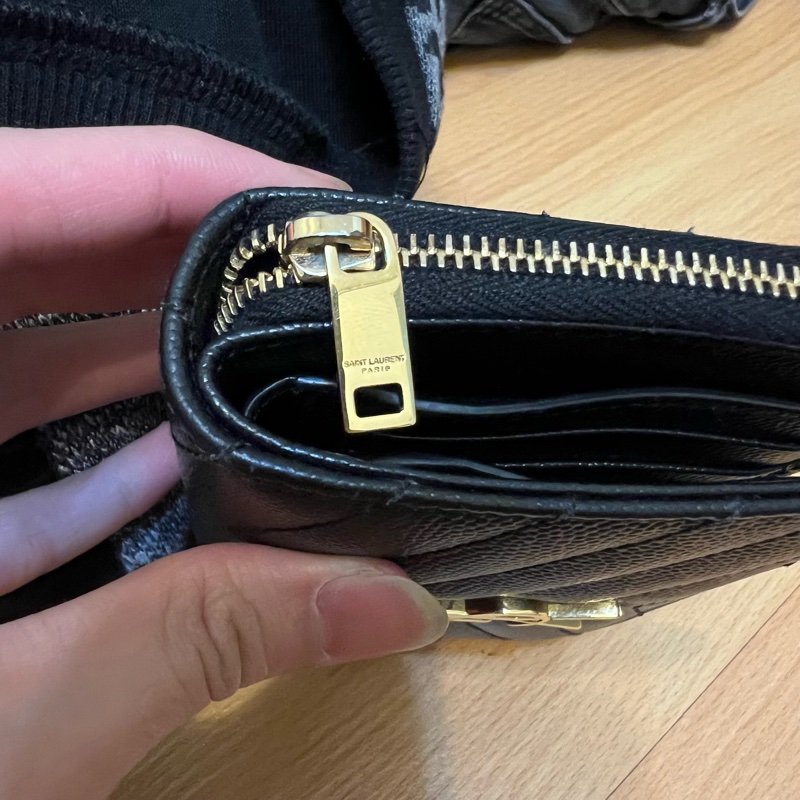 📢二手 YSL最好用的高級短夾💖YSL MONOGRAM系列黑金魚子醬牛皮拉鍊兩折短夾 正品-9