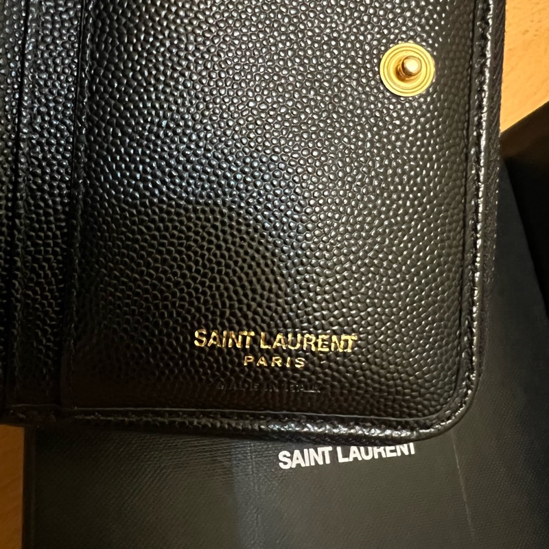 📢二手 YSL最好用的高級短夾💖YSL MONOGRAM系列黑金魚子醬牛皮拉鍊兩折短夾 正品-10