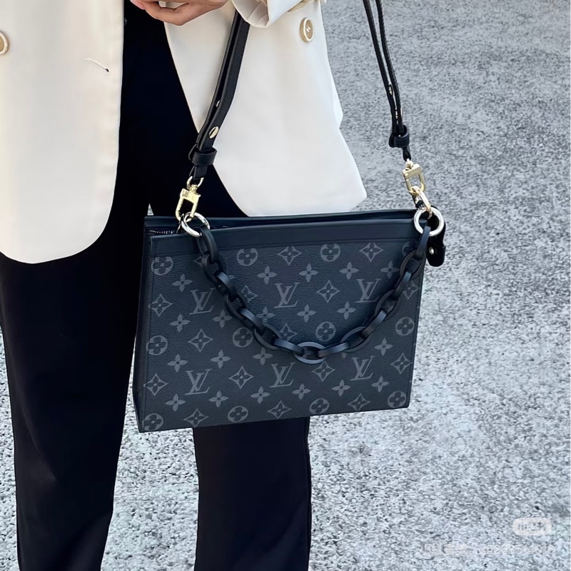 Lv男款黑武士洗漱包手拿包M61692-0