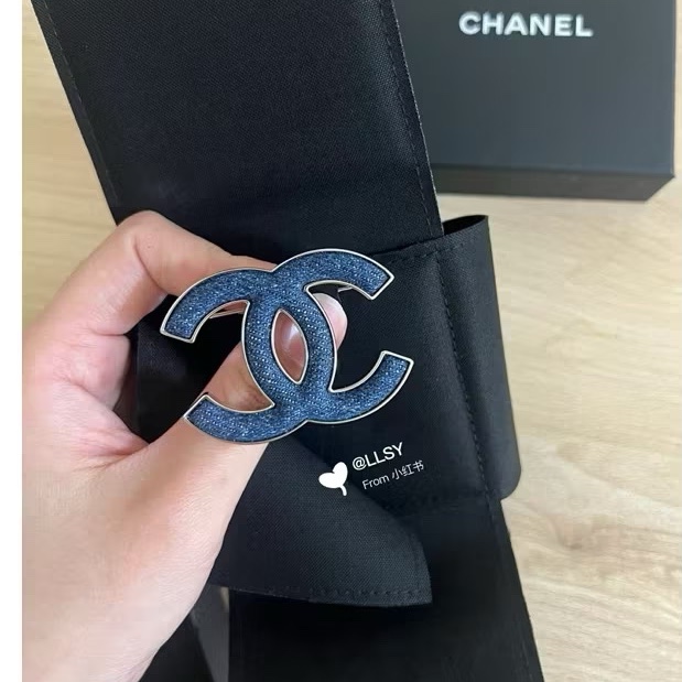 Chanel 24K 牛仔logo 胸針-1