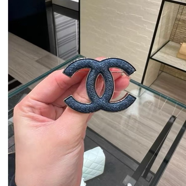 Chanel 24K 牛仔logo 胸針-2