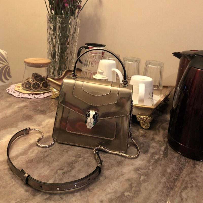 ✨快閃特價✨Bvlgari 281217 Serpenti Forever 金屬刷紋小牛皮包 古銅色-1