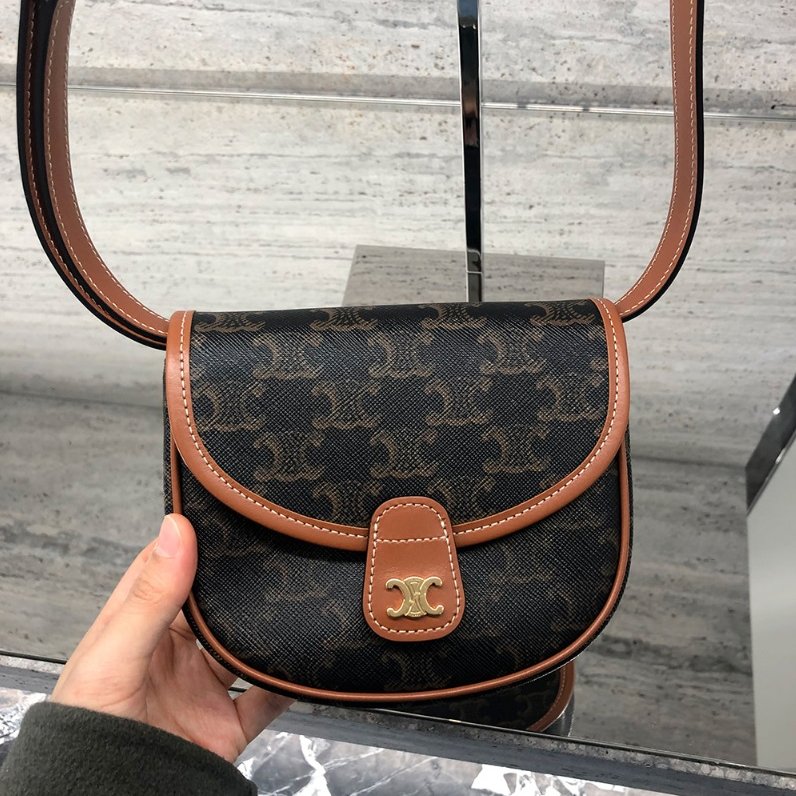 🎉新品好折扣✨Celine 196702 Cuir 老花凱旋門迷你 Besace 馬鞍包-11