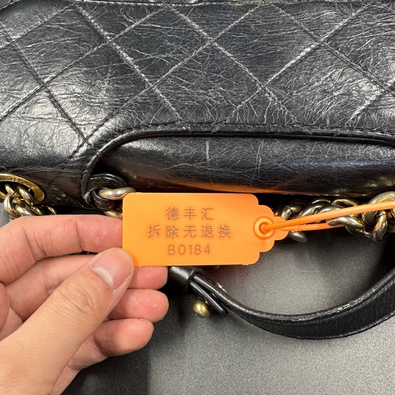 Chanel ·  經典黑金油蠟牛皮孟買鏈條包 中號 全網最低-12