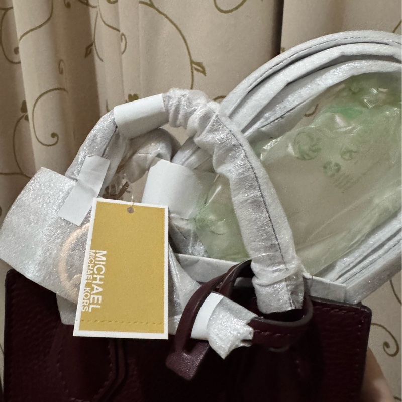 Michael Kors 荔枝皮革手提/斜背二用琴譜包（酒紅）-1