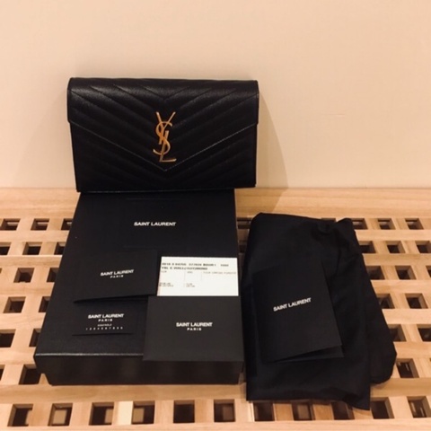 YSL 22.5cm 九成新MONOGRAM V字縫線魚子醬牛皮金屬LOGO金鍊斜肩/手拿包 （黑）-BOW01