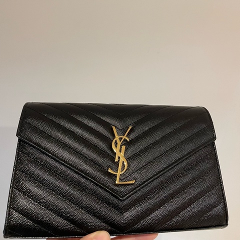 YSL 22.5cm 九成新MONOGRAM V字縫線魚子醬牛皮金屬LOGO金鍊斜肩/手拿包 （黑）-BOW01