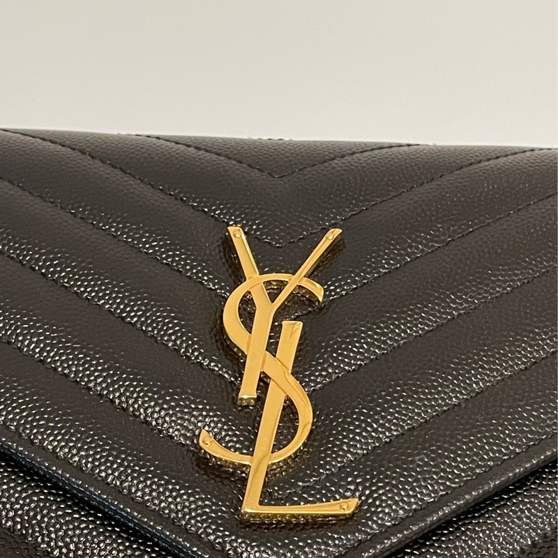 YSL 22.5cm 九成新MONOGRAM V字縫線魚子醬牛皮金屬LOGO金鍊斜肩/手拿包 （黑）-BOW01-3