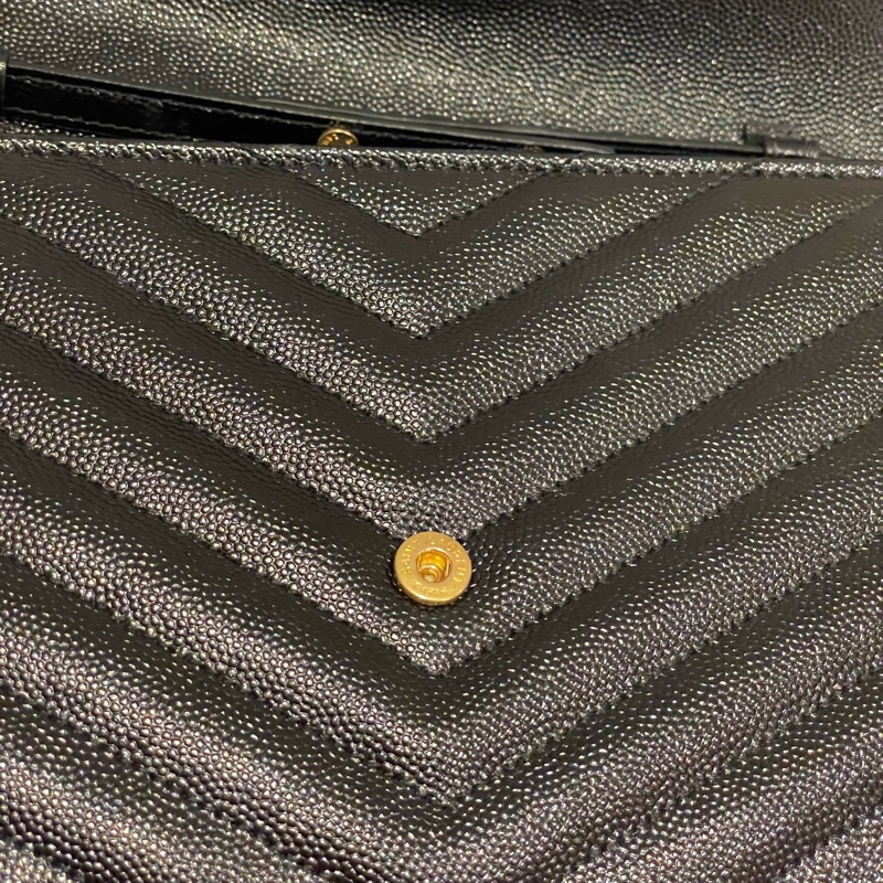 YSL 22.5cm 九成新MONOGRAM V字縫線魚子醬牛皮金屬LOGO金鍊斜肩/手拿包 （黑）-BOW01-4