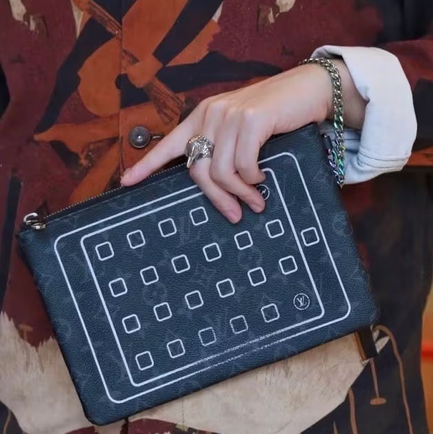 LV 路易威登 Fragment Design 黑老花 藤原浩 七彩鏈條 iPad 手拿包 皮包 腋下包 錢包 手提包-19
