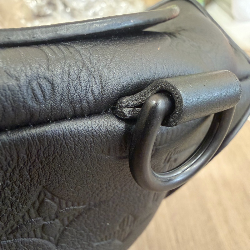 LV M21890黑小牛皮壓紋Duo Slingbag斜背包 肩背包-27