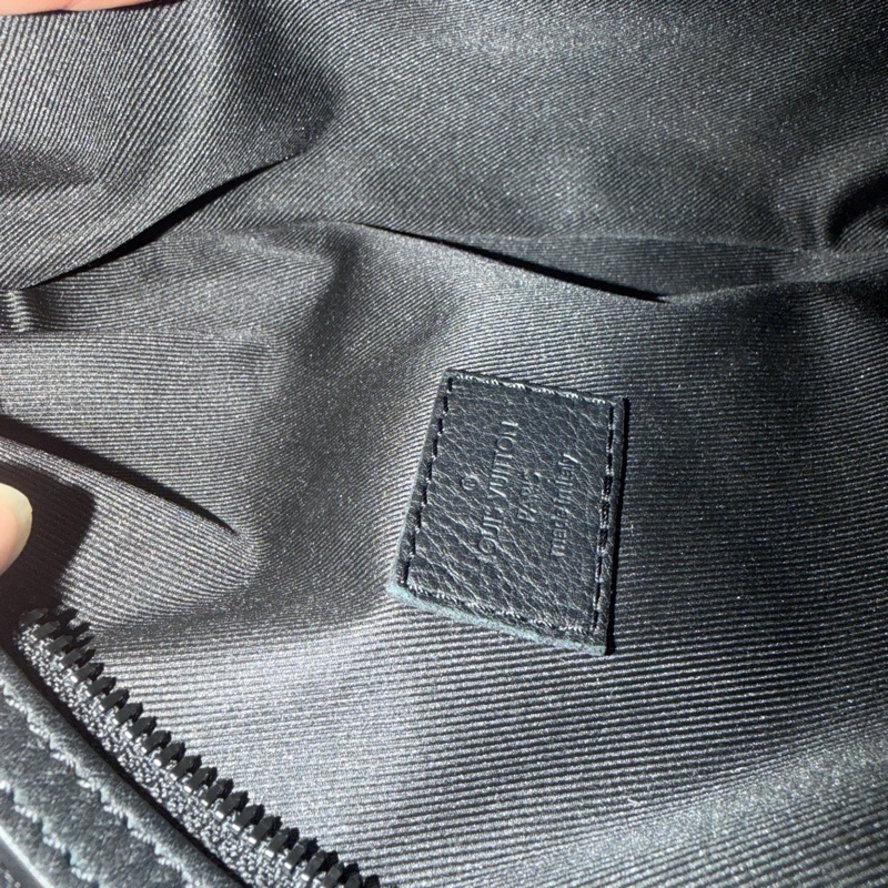 LV M21890黑小牛皮壓紋Duo Slingbag斜背包 肩背包-30