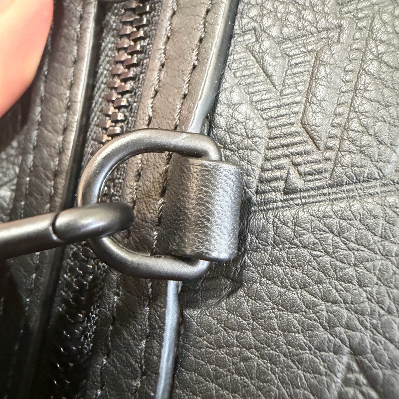 LV M21890黑小牛皮壓紋Duo Slingbag斜背包 肩背包-33