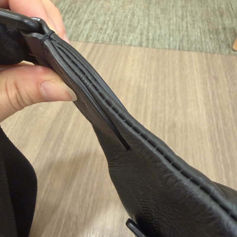 LV M21890黑小牛皮壓紋Duo Slingbag斜背包 肩背包-34