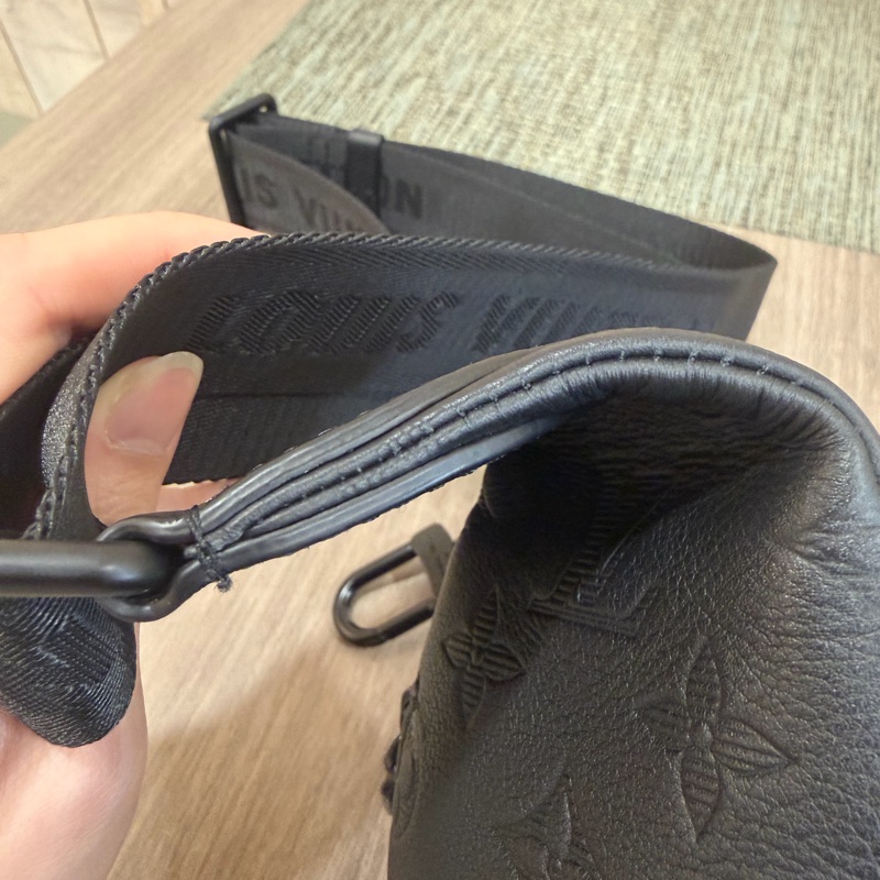 LV M21890黑小牛皮壓紋Duo Slingbag斜背包 肩背包-35