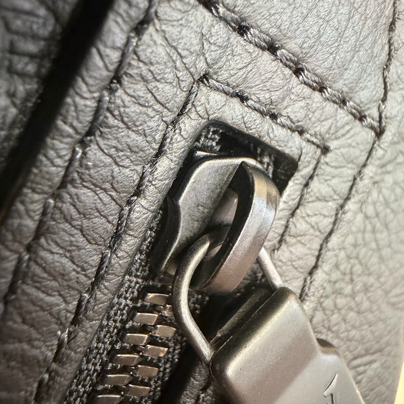 LV M21890黑小牛皮壓紋Duo Slingbag斜背包 肩背包-36