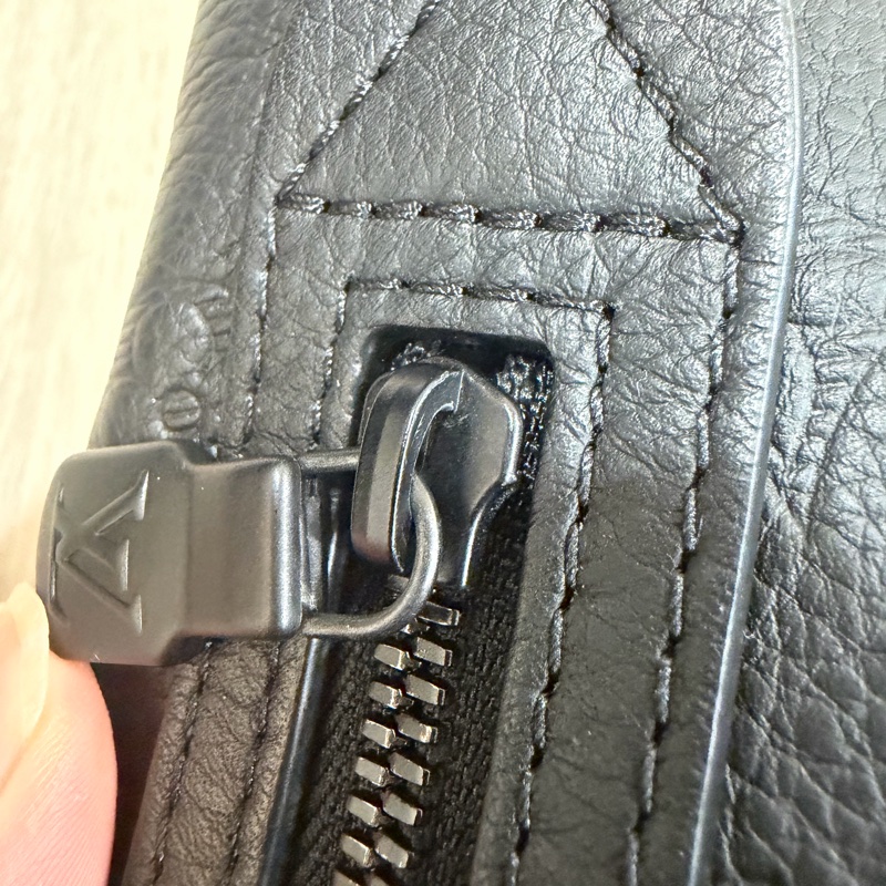 LV M21890黑小牛皮壓紋Duo Slingbag斜背包 肩背包-37