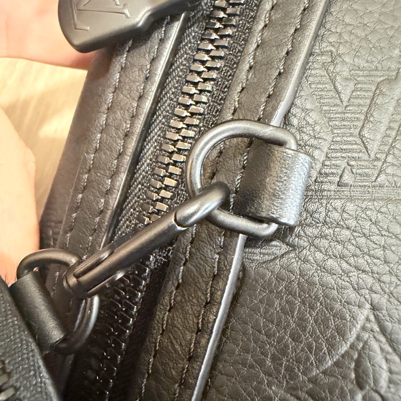 LV M21890黑小牛皮壓紋Duo Slingbag斜背包 肩背包-38